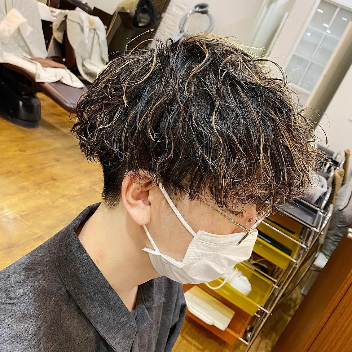 パーマ メンズ メンズハイライト メンズパーマ 学生（メンズ向け） メンズツイストパーマ 波巻きパーマ 原田 涼矢のヘアスタイル