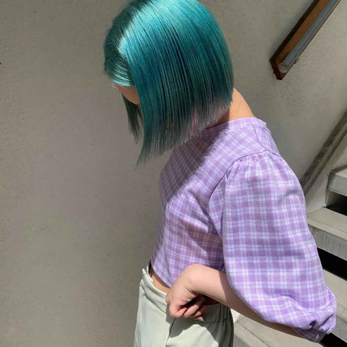 ミディアム カラー 切りっぱなしボブ ブリーチ ブルーカラー ケアブリーチ ボブ ブリーチカラーが人気 onnuのヘアスタイル