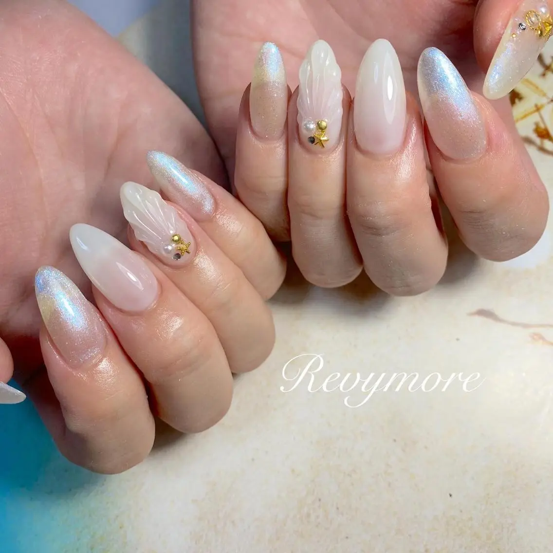 ミディアム ネイル 韓国風ヘア ジェルネイル キラキラネイル 韓国ネイル ニュアンスネイル nail salon Revymoreのネイルデザイン