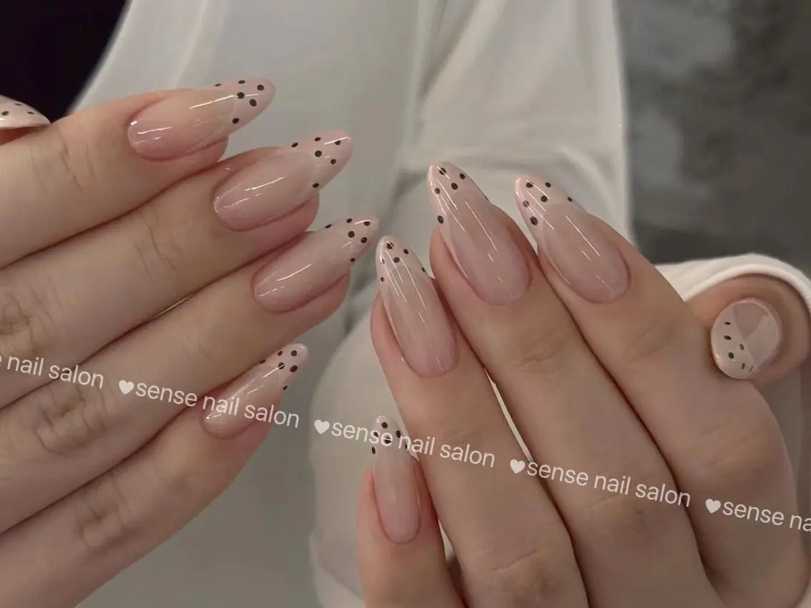 ネイル ドット フレンチネイル ジェルネイル ガーリー ミディアムネイル ハンドネイル ハンドケア 🎀Momo 🎀のネイルデザイン