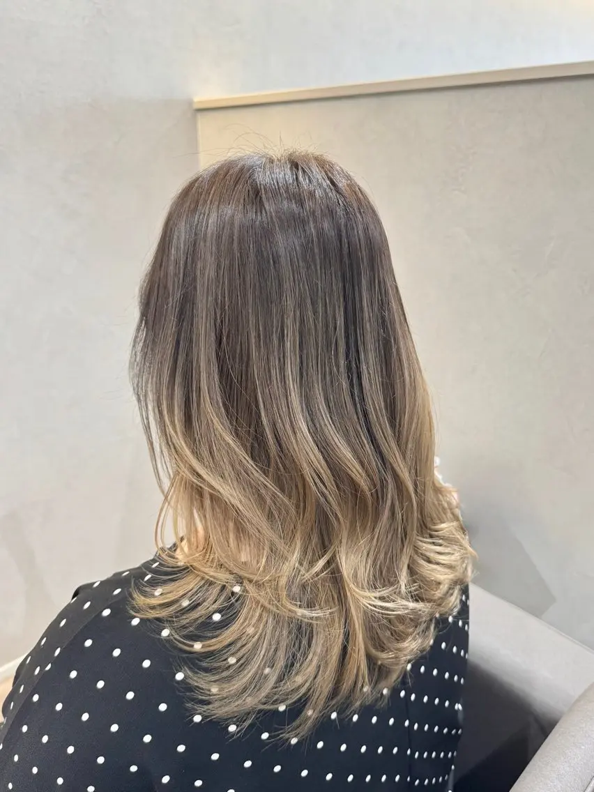 セミロング カラー バレイヤージュ ベージュカラー ブロンド ブロンドベージュ レイヤーカット カット ヘアカラー トリートメント ハイトーン/外国人風 カラー/メンズパーマのヘアスタイル