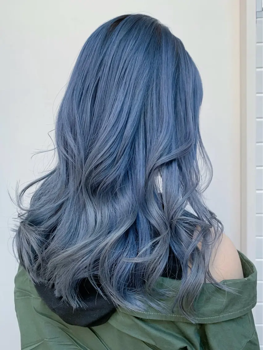 セミロング カラー ブルーカラー カット ヘアカラー トリートメント CHERIEブリーチ ダブルカラー　天神のヘアスタイル