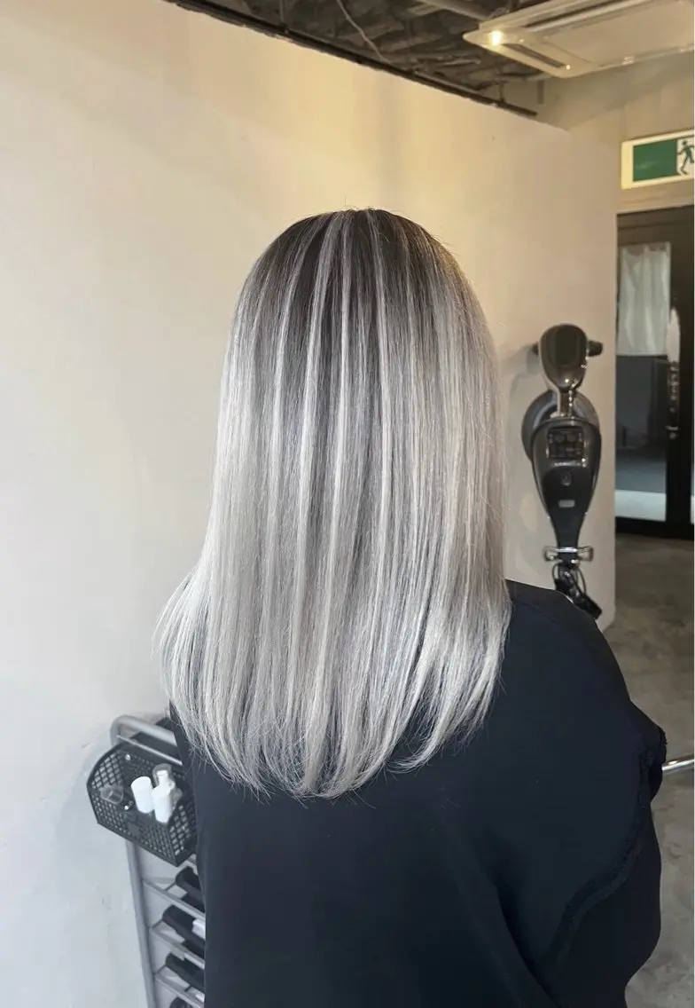 セミロング カラー バレイヤージュ シルバー ホワイトシルバー レイヤーカット ヘアカラー トリートメント 指名数No.1 /NAOYAのヘアスタイル