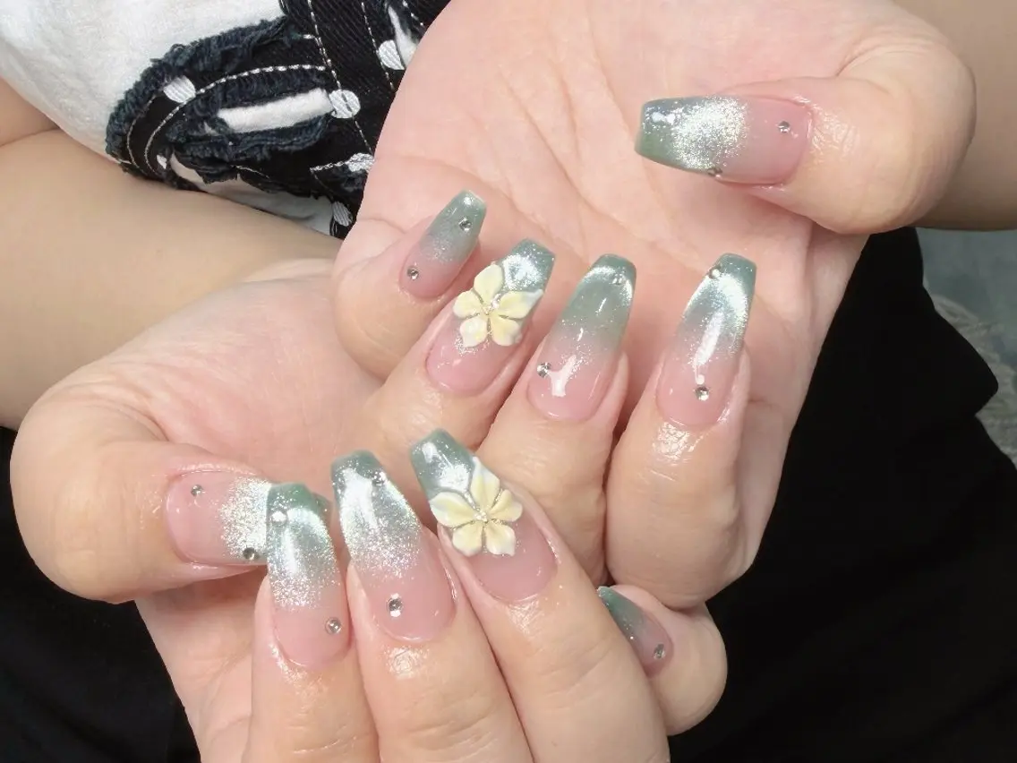 ネイル チークネイル フレンチネイル ジェルネイル ガーリー キラキラネイル ハンドネイル UM Nail Salonのネイルデザイン