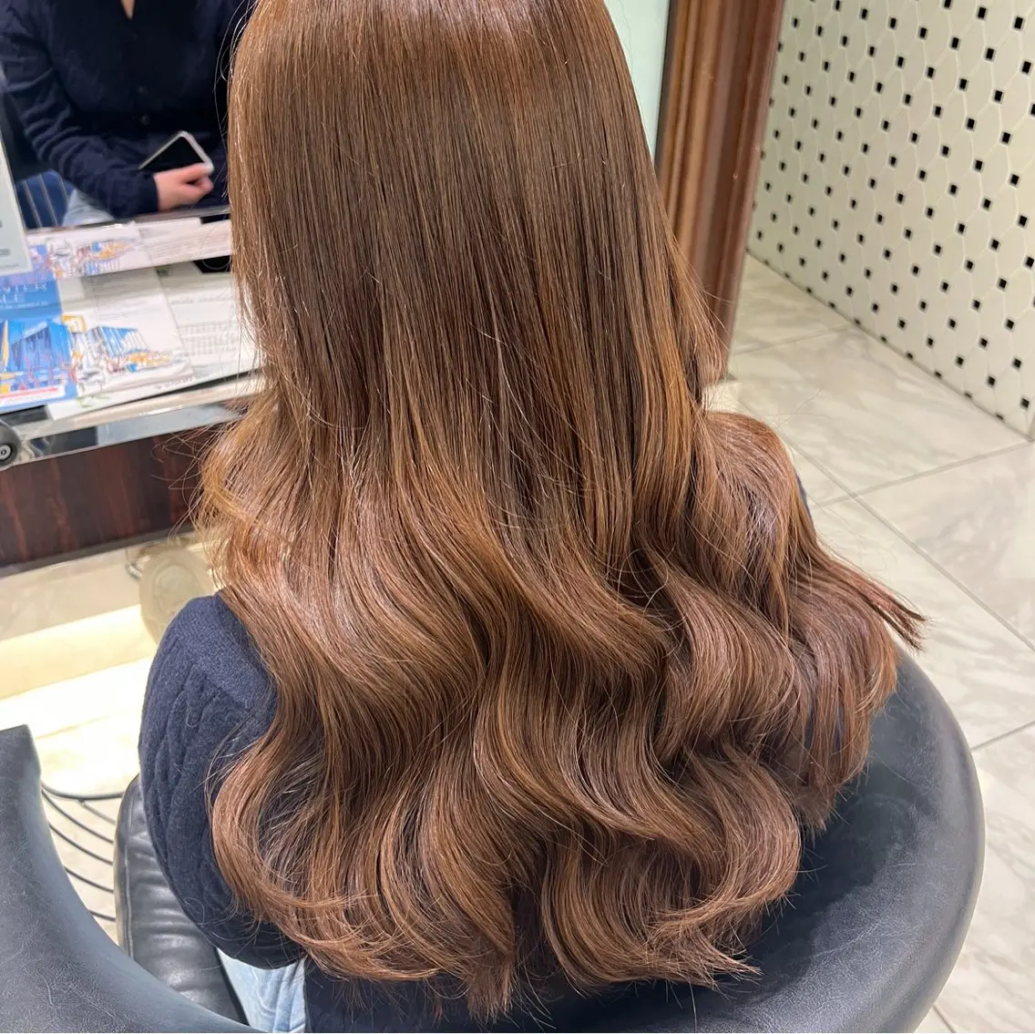 ロング カラー ベージュカラー ヘアカラー コテ巻きパーマ💙 シノヤユイのヘアスタイル