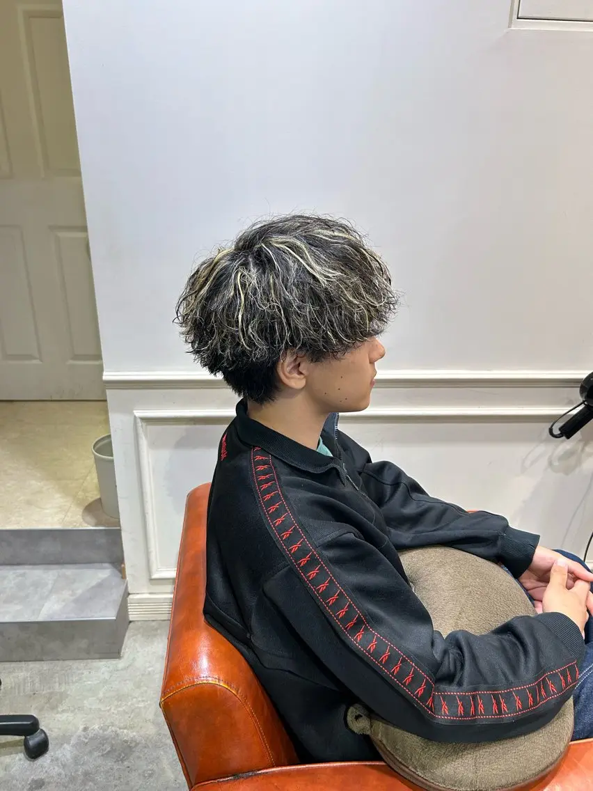 ショート カラー パーマ 新谷 虎太郎のヘアスタイル