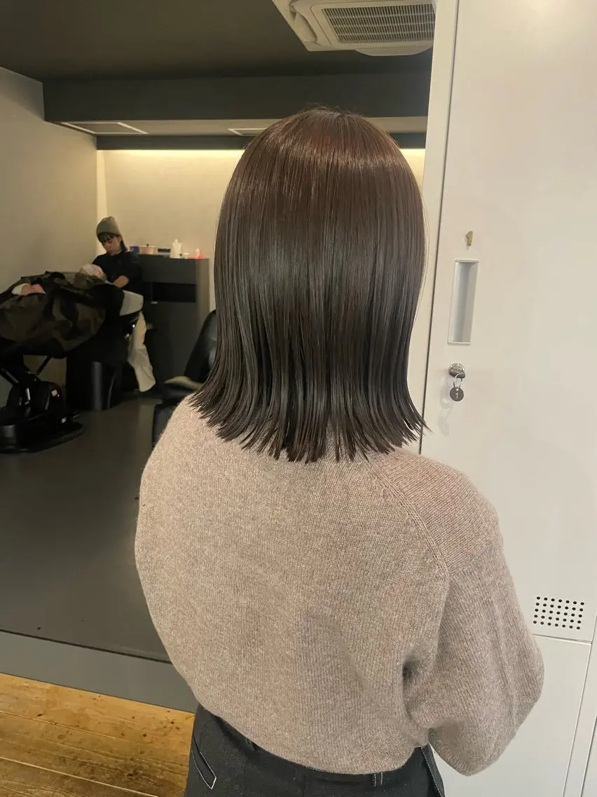 ミディアム カラー グレージュ カット トリートメント 梅田｜赤み消しオリー ブ/顔まわりレイヤーのヘアスタイル