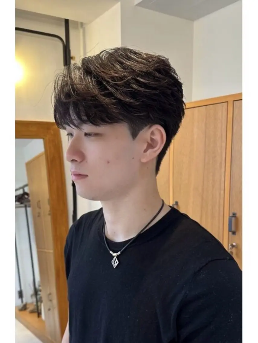 パーマ メンズ メンズブリーチ センターパート メンズハイトーン カルマパーマ メンズ韓国風 カット パーマ 似合わせメンズカット ブリーチ/ウルフ/栄のヘアスタイル