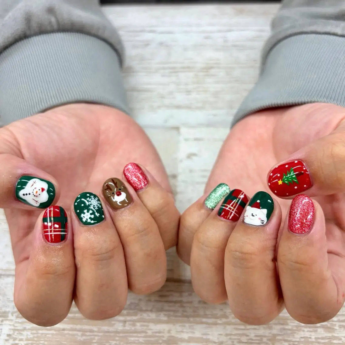 ショート クリスマス ハンドネイル フットネイル GRANDEUR焼津 Nana🦖のネイルデザイン
