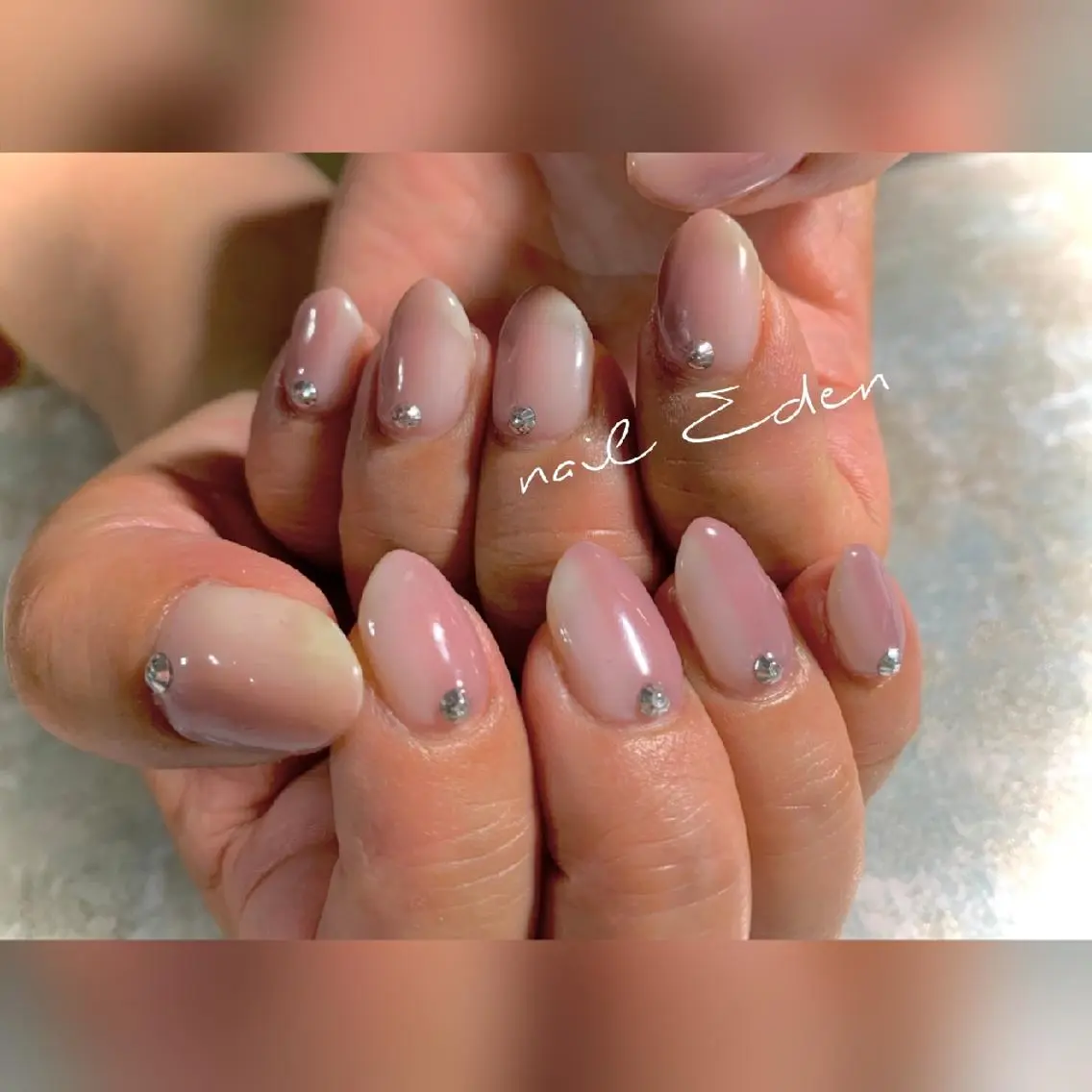 ネイル グラデーション ピンク ホワイト Eden ♾️のネイルデザイン