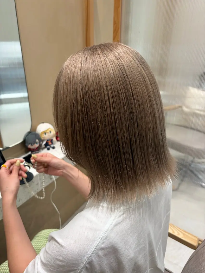 ショート カラー ベージュカラー ブリーチ ハイトーンカラー ハイトーンベージュ カット ヘアカラー 🫧艶髪ボブ🫧 チカのヘアスタイル