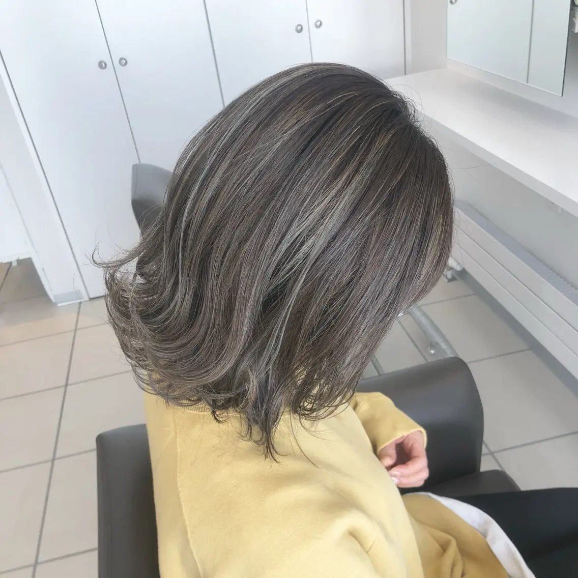 ミディアム ハイライト 白岩 良子のヘアスタイル