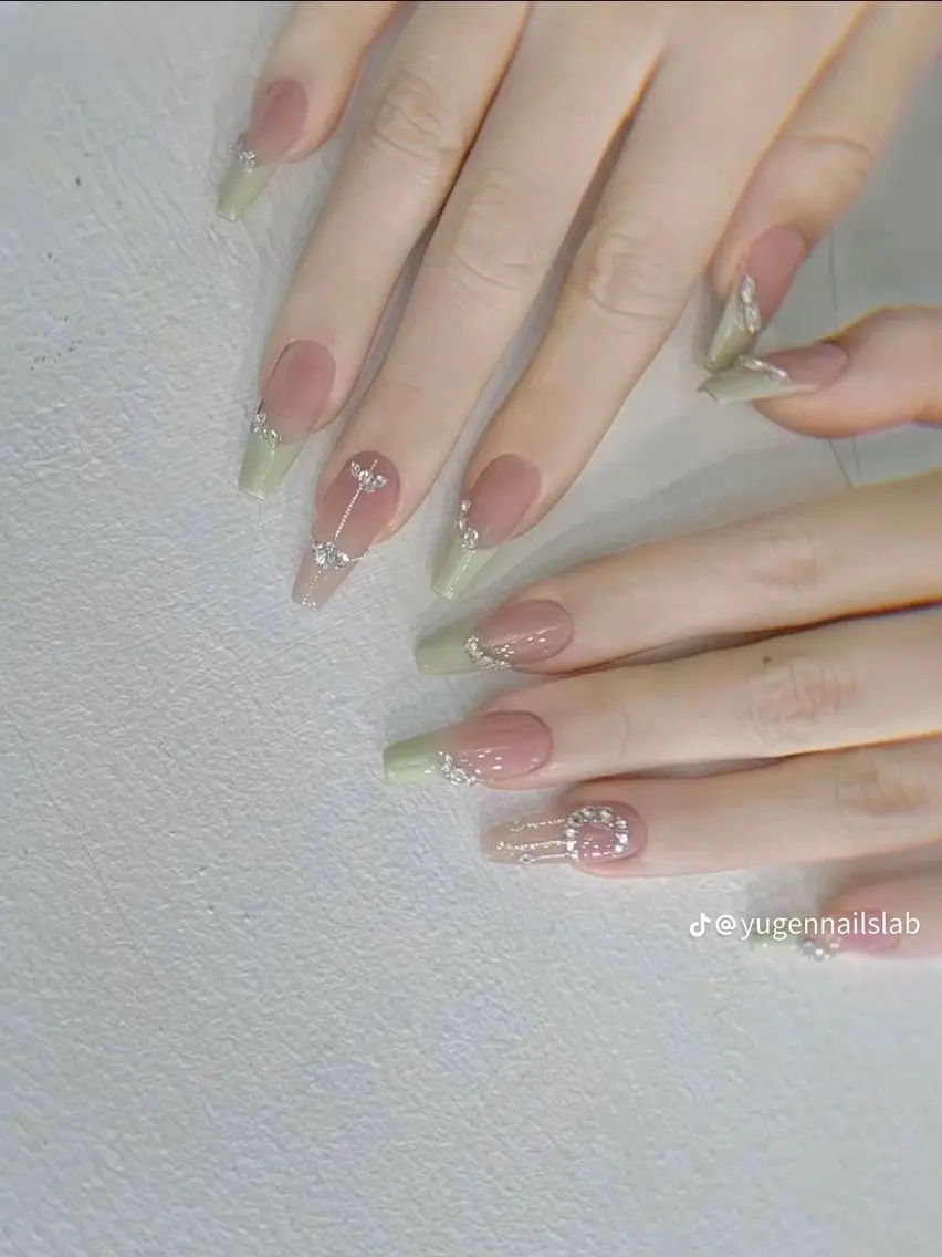 ネイル フラッシュネイル フレンチネイル グラデーション キラキラネイル 韓国ネイル ハンドネイル Hy nailsのネイルデザイン