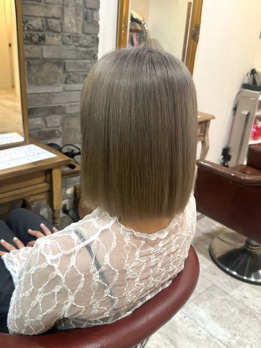 ミディアム カラー ベージュカラー シルバー シルバーベージュ ヘアカラー トリートメント 山之内匠/艶カラー/ ハイトーン/ブリーチのヘアスタイル