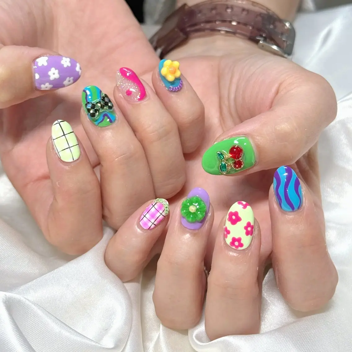 ネイル ニュアンスネイル ハンドネイル 【OKIKA】 らん🦖🌈🧡のマツエク・マツパデザイン