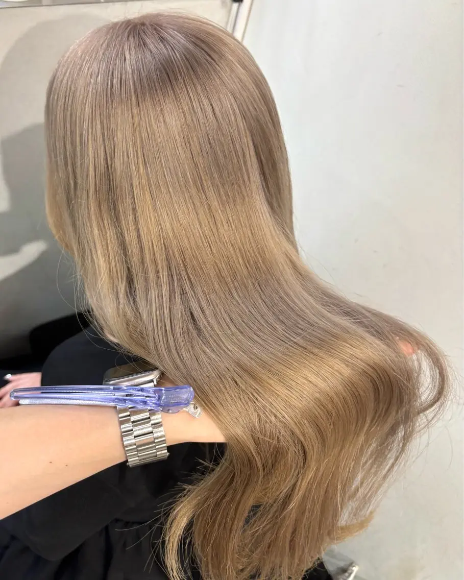 ロング カラー ヘアアレンジ ベージュカラー ブリーチ ダブルカラー ハイトーンカラー ミルクティーベージュ カット ヘアカラー 坂齋大地／レイヤー/ ミルクティーのヘアスタイル