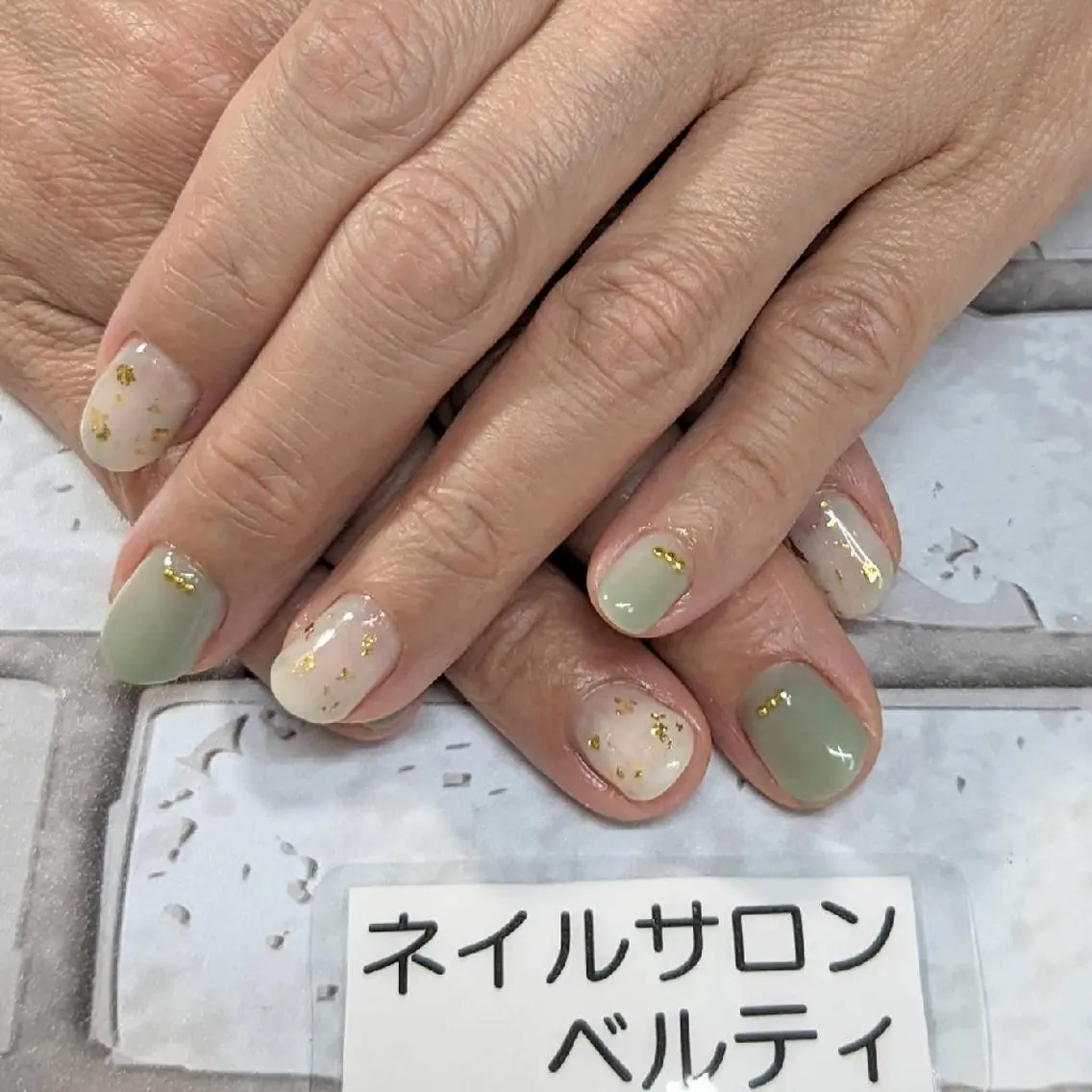 ネイル グリーン ハンドネイル ネイルサロンベルティ .keikoのネイルデザイン