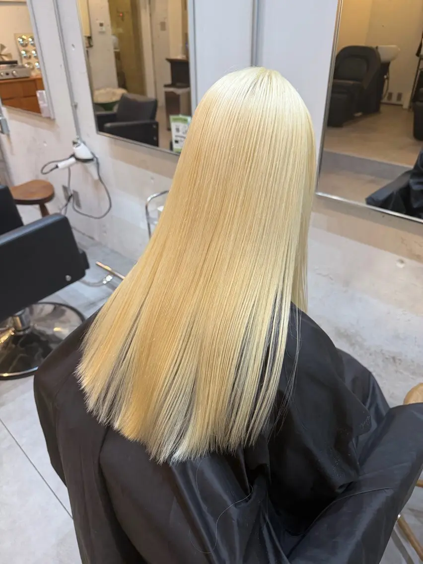 ロング カラー 抜きっぱなしブロンド ブロンド ヘアカラー 黒田 千晴のヘアスタイル