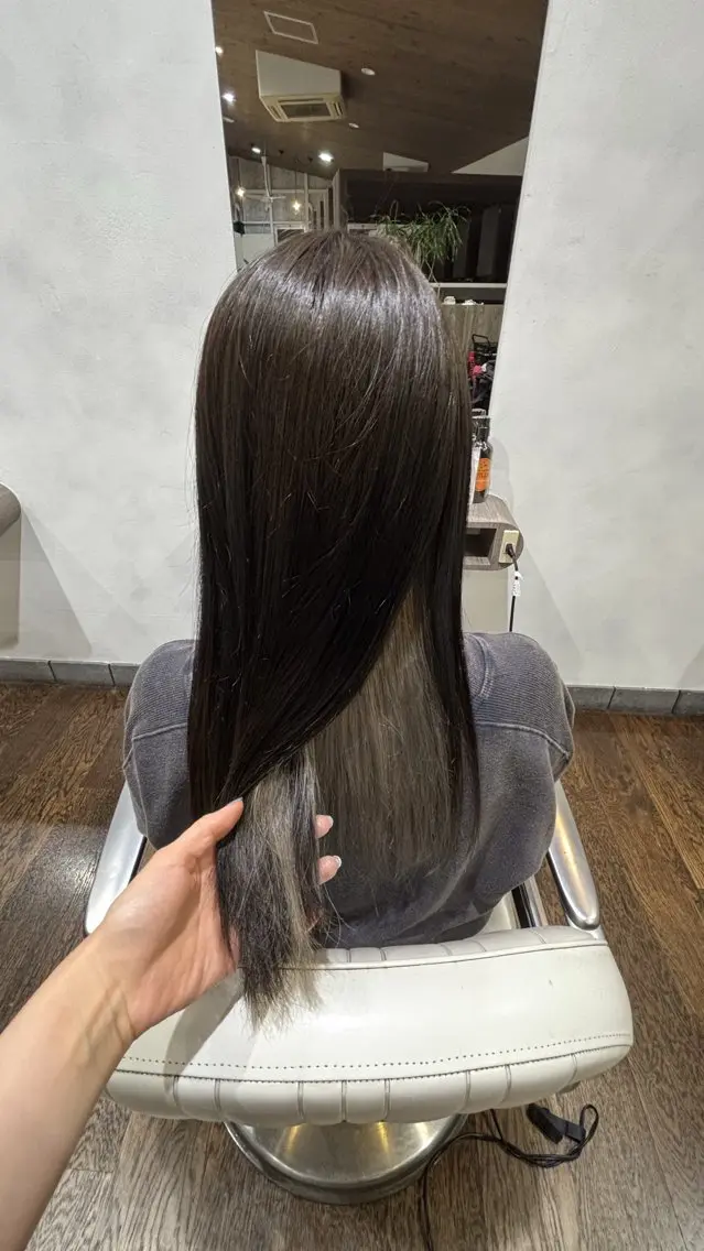 セミロング カラー ブリーチ グレージュ インナーカラー 楠瀬 綾乃のヘアスタイル