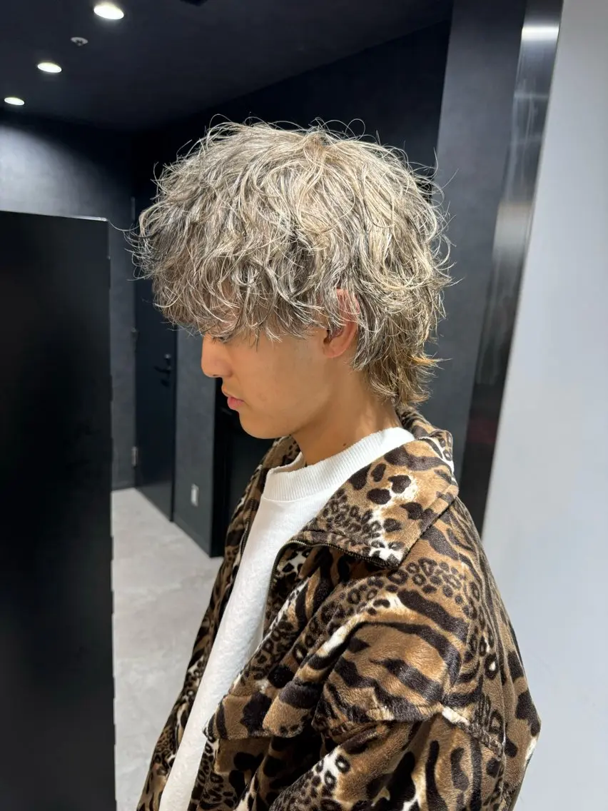 ショート カラー パーマ ヘアアレンジ メンズ メンズブリーチ センターパート メンズハイライト メンズハイトーン マッシュ カット ヘアカラー パーマ トリートメント ヘッドスパ ヘアセット スパイキー/フェザー /波巻き/かいとのヘアスタイル
