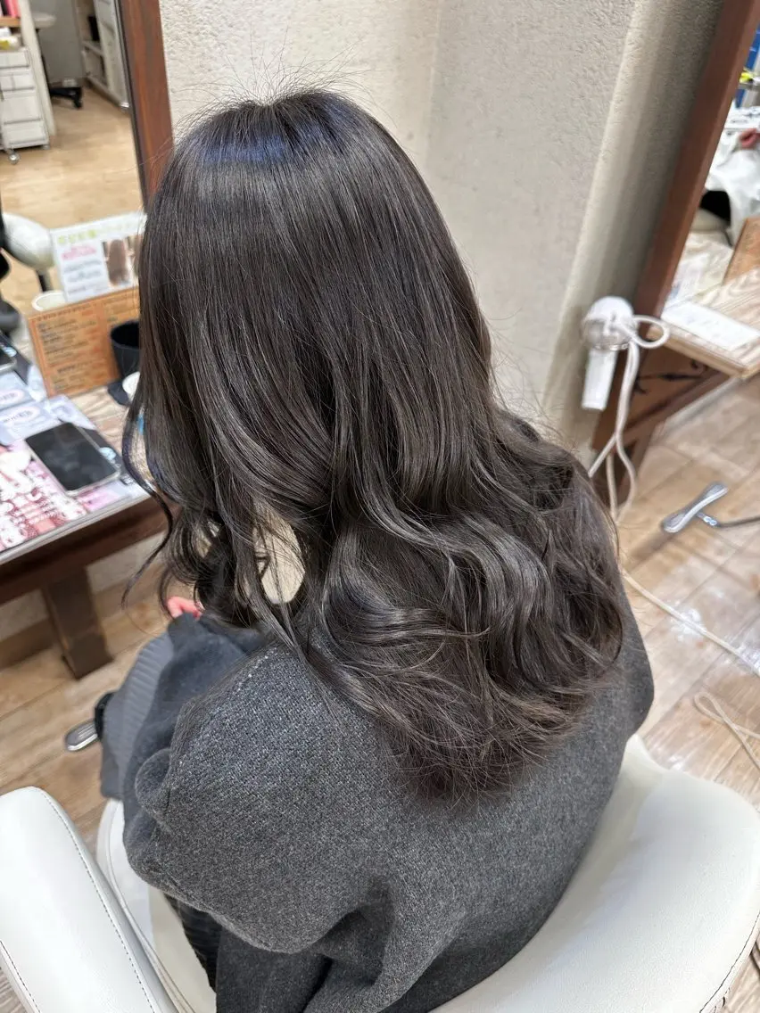 ロング カラー グレージュ ヘアカラー トリートメント 阿部 美咲のヘアスタイル