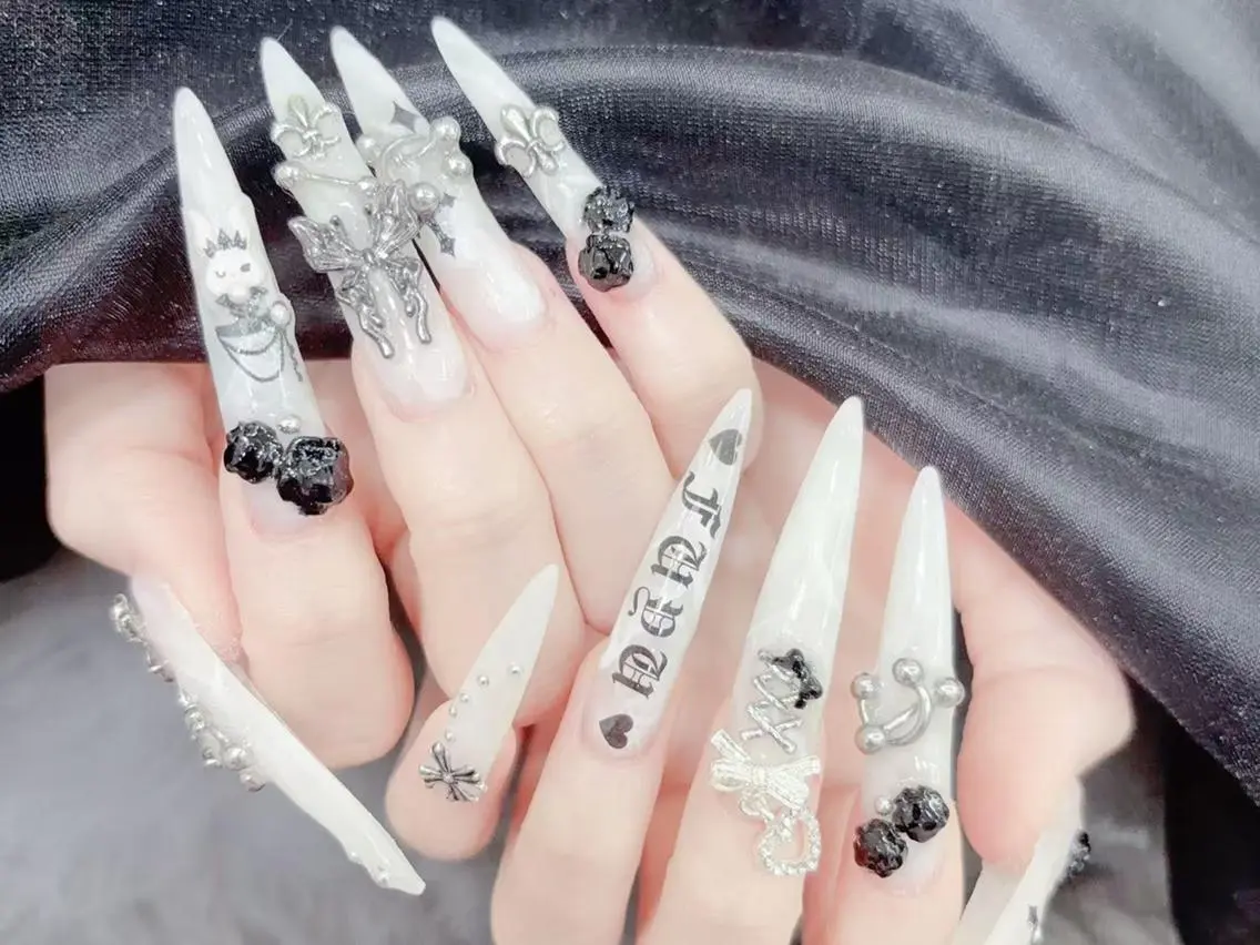 ネイル 長さ出し キラキラネイル 韓国ネイル ロングネイル マグネットネイル ハンドネイル ハンドケア Akira✨ nailのネイルデザイン