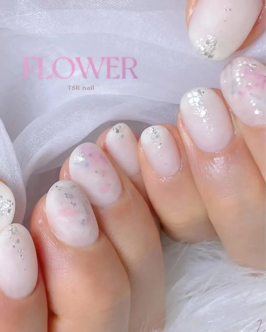 ネイル 桜ネイル フラワーネイル マットネイル 春ネイル ホワイト ハンドネイル ハンドケア 爪咲 りり花のネイルデザイン