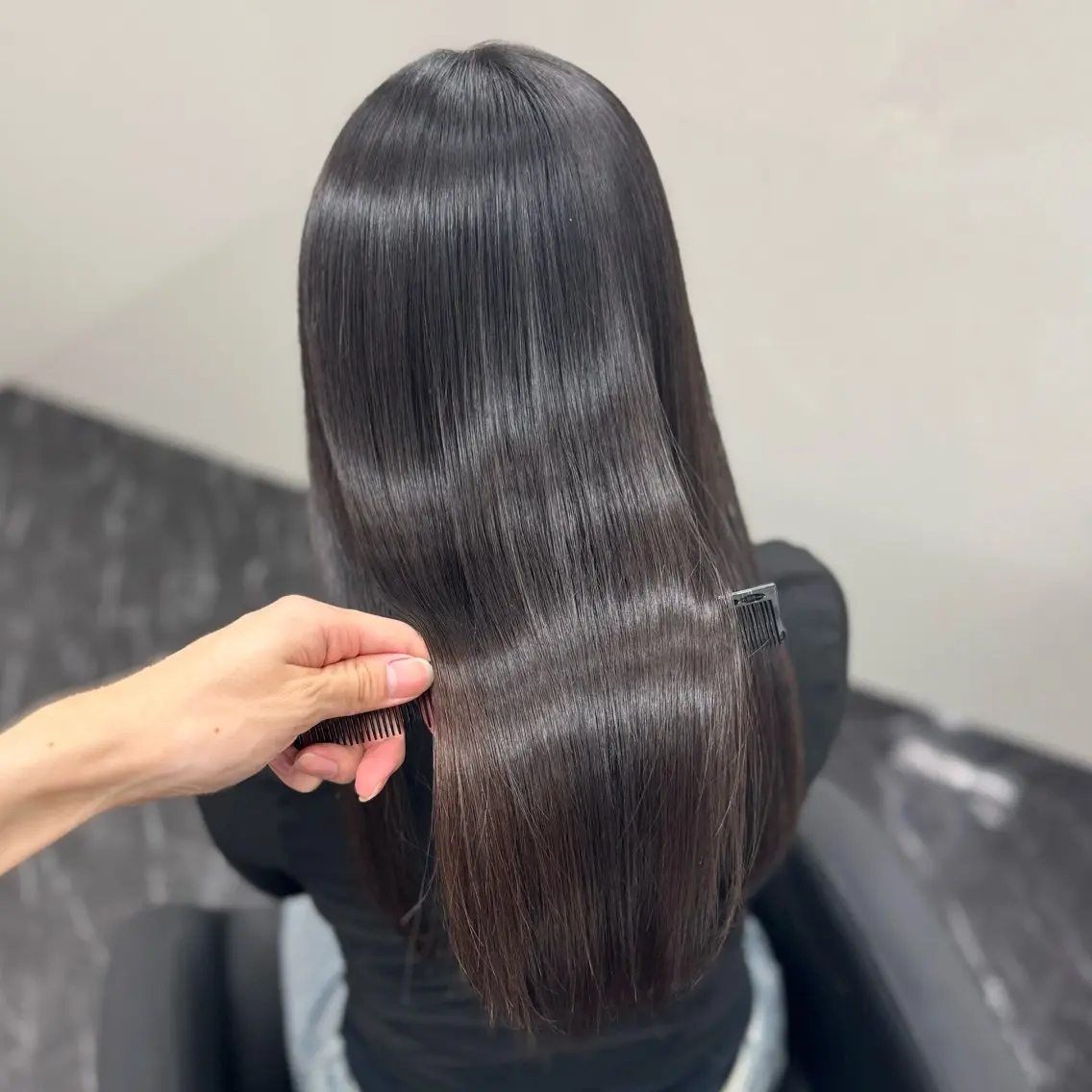 ロング カラー パーマ ヘアアレンジ メンズ キッズ メンズ韓国風 黒髪 ブルーカラー ブルーブラック レッドカラー 髪質改善Ⅰ透明感 艶カラーⅠたつやのヘアスタイル