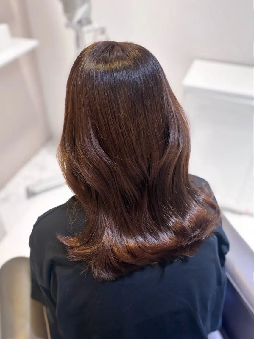 セミロング ヘアカラー 𝐿𝑒𝑒 四ツ橋 𝑅𝐴𝑁𝐴のヘアスタイル