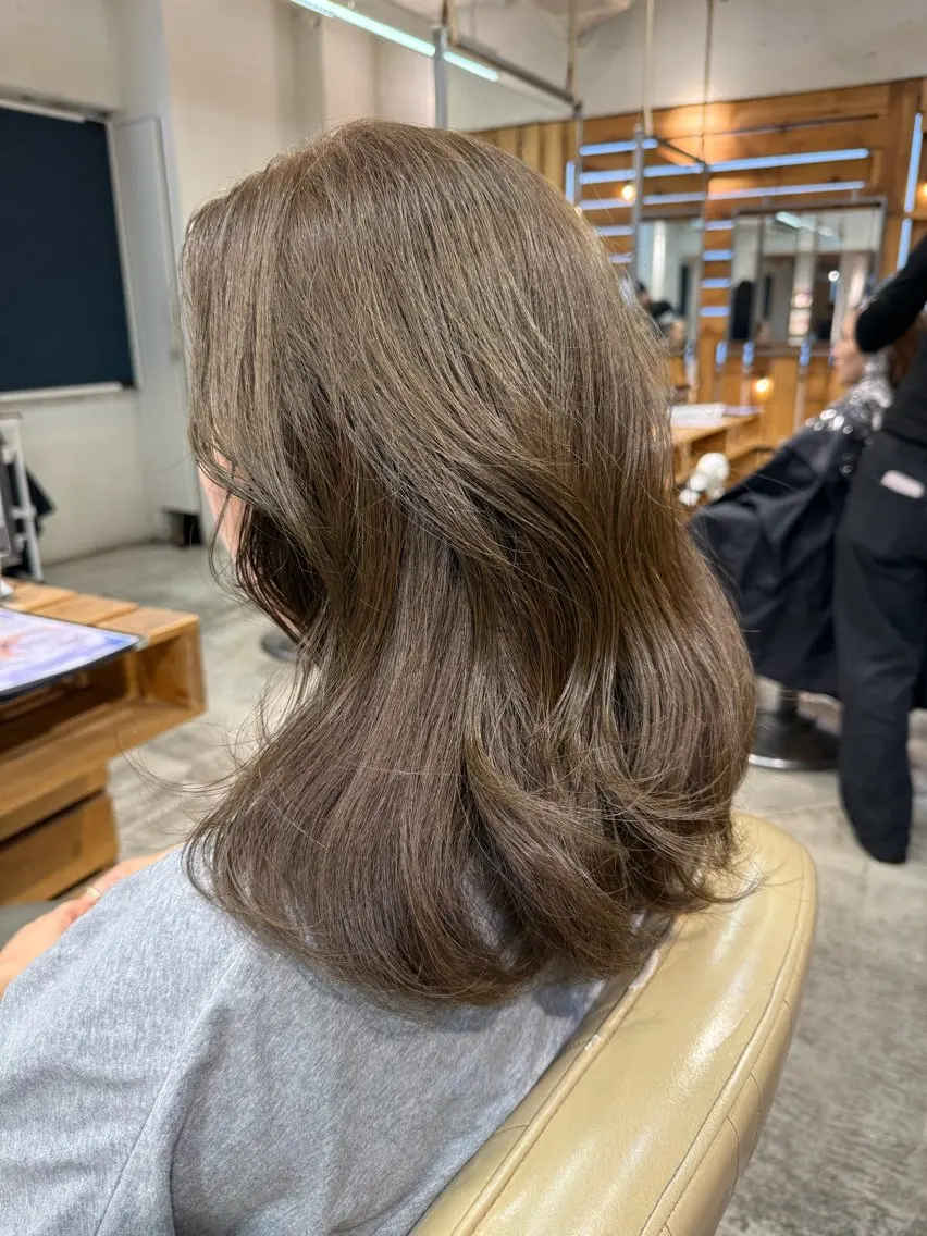 セミロング カラー ベージュカラー ブリーチ ダブルカラー ブリーチなしカラー オリーブベージュ ヘアカラー mellowman 【メロウマン】のヘアスタイル