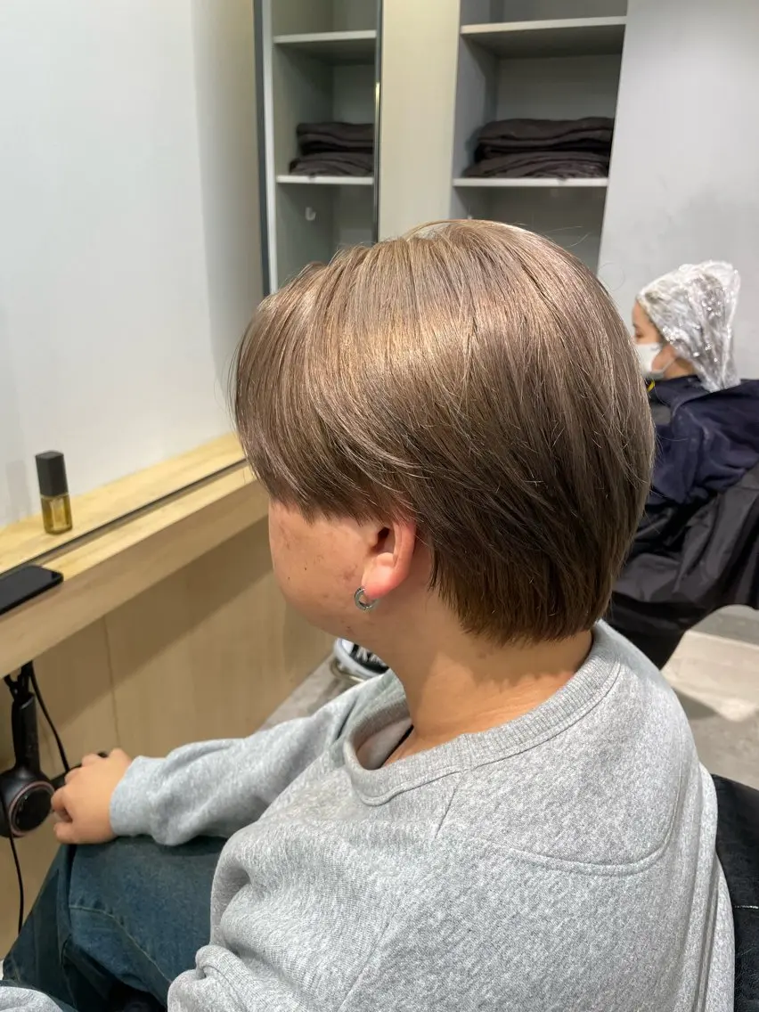 ショート カラー メンズ ベージュカラー ミルクティーベージュ ヘアカラー マエダ リョウのヘアスタイル