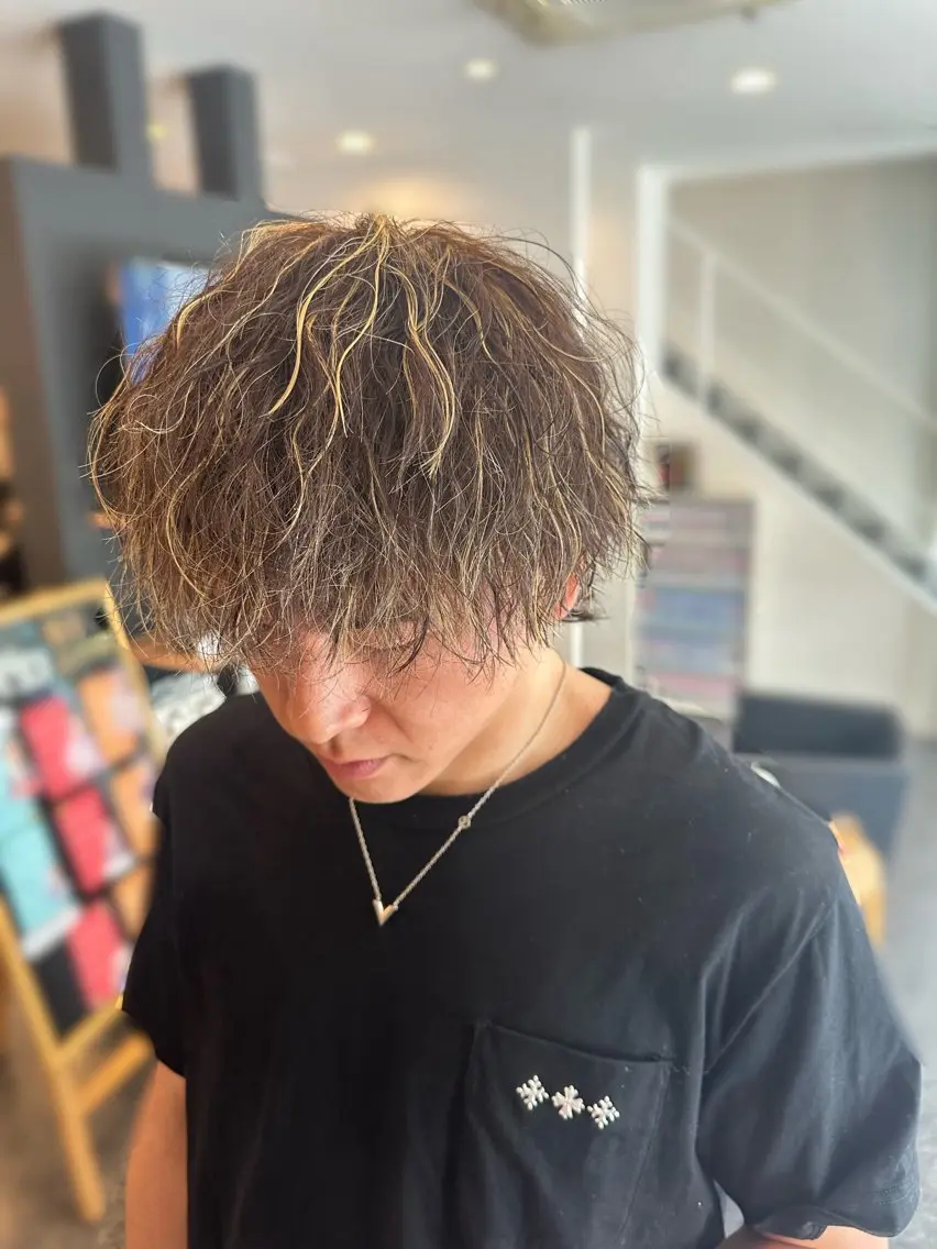 カラー パーマ メンズ メンズハイライト メンズパーマ ツイストスパイラルパーマ ブラウンカラー ハイライトカラー 💈メンズサロン ルーズパーマ大募集のヘアスタイル