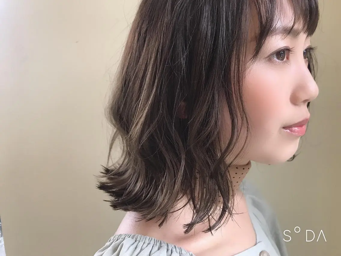 ミディアム カラー 切りっぱなしボブ グレージュ ボブ 外ハネヘア 澤田 彩香のヘアスタイル