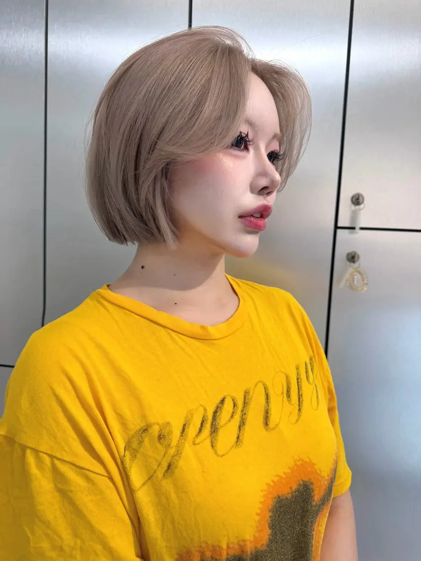 ショート カラー ヘアアレンジ ベージュカラー ブリーチ ケアブリーチ デザインカラー ダブルカラー ヘアカラー トリートメント TATSUハイトーン ミルクティーベージュのヘアスタイル