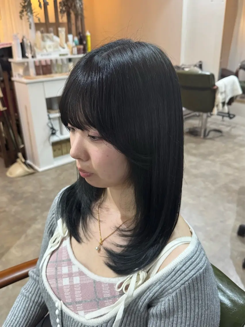 ミディアム カラー 黒髪 ブルーカラー ブルーブラック レイヤーカット ヘアカラー 🌷MAYU 🌷のヘアスタイル