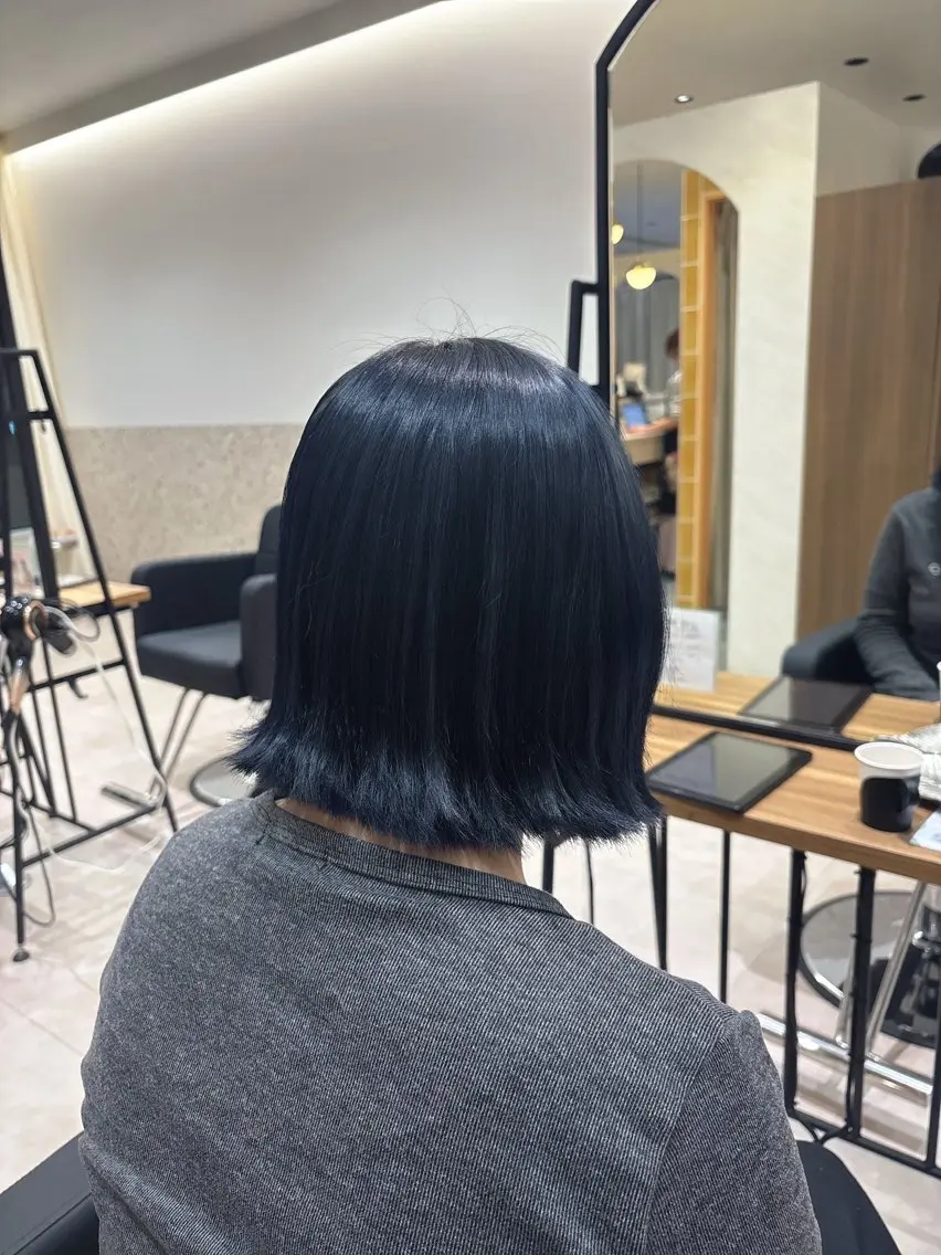 カラー 黒髪 ブリーチ ブルーカラー ブルーブラック ヘアカラー 笹木 怜羅のヘアスタイル