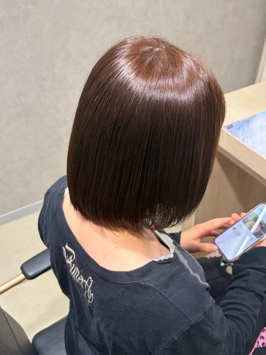 ミディアム カラー 西野 緋音のヘアスタイル