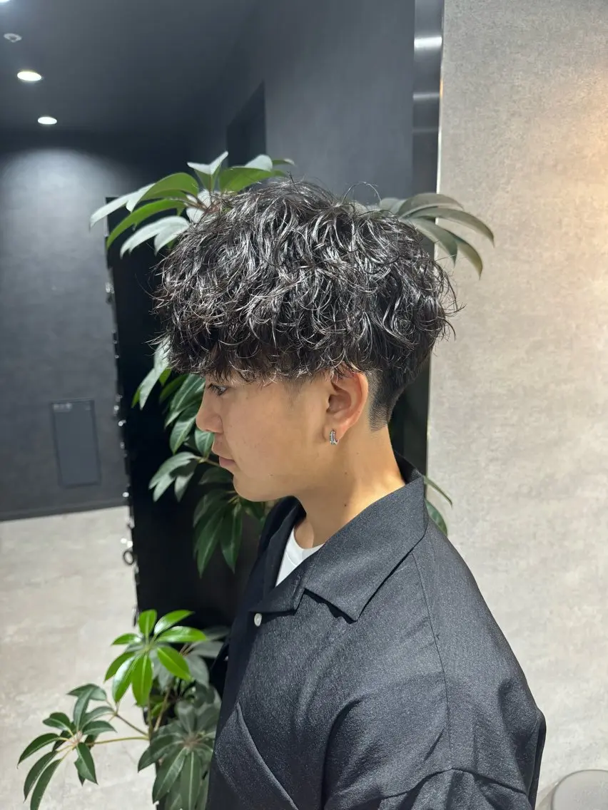 ショート カラー パーマ ヘアアレンジ メンズ メンズブリーチ センターパート メンズハイライト メンズハイトーン マッシュ スパイキー/フェザー /波巻き/かいとのヘアスタイル