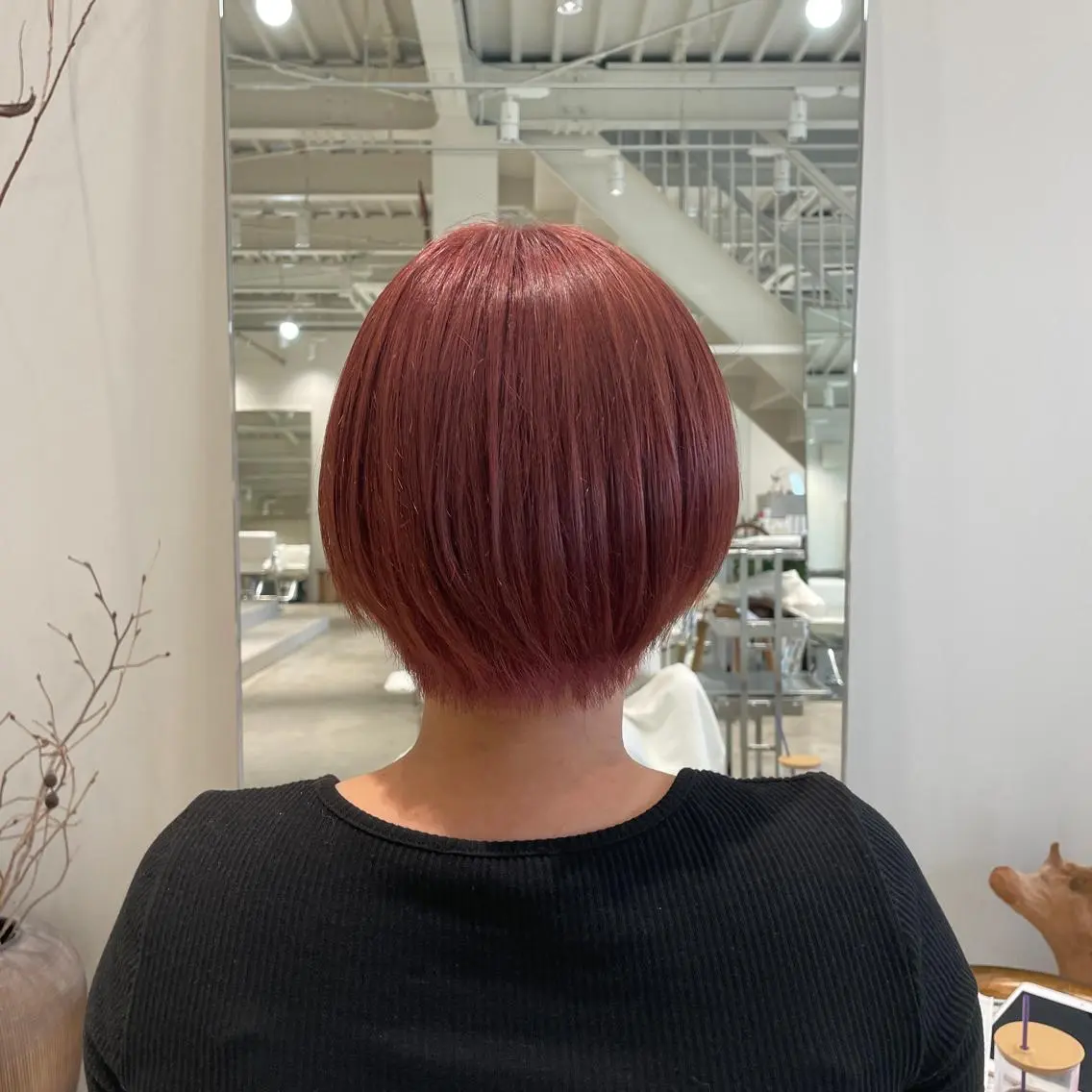 ショート カラー ベージュカラー ブリーチ ブラウンカラー ピンクカラー ピンクベージュ 峯崎 葵のヘアスタイル