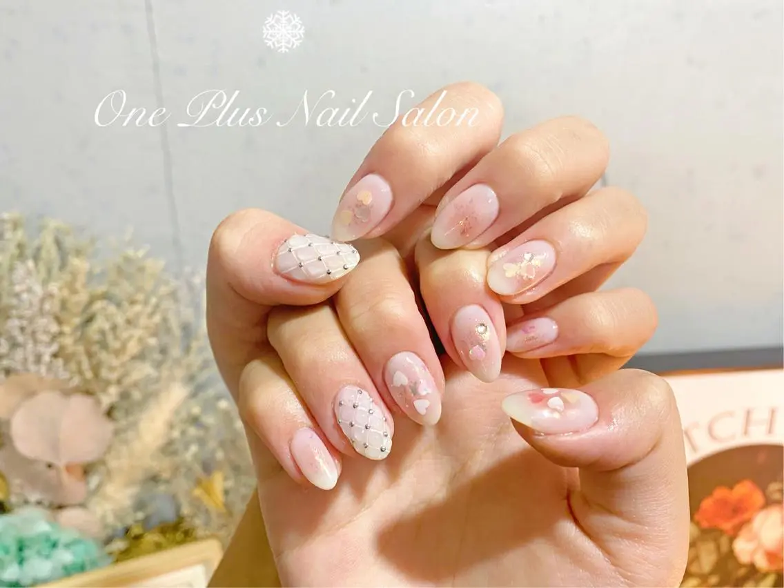 ショート カラー ネイル チークネイル ワンホンネイル One Plus Nail Salonのネイルデザイン