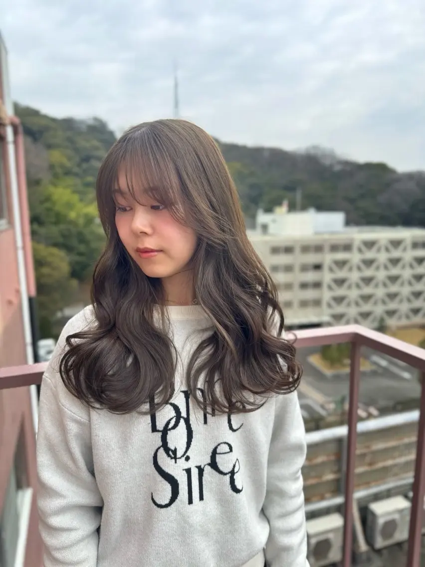 ロング カラー グレージュ オリーブグレージュ オリーブグレー Viage （ビアージュ）のヘアスタイル