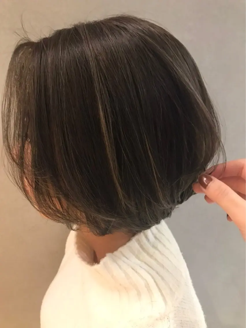ショート ボブ ハイライト ヘアカラー 吉田 詩穂のヘアスタイル