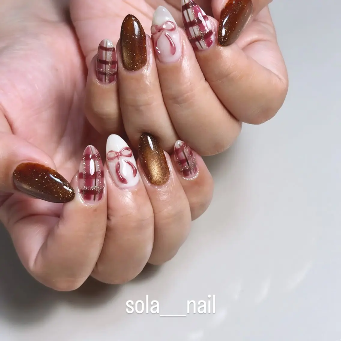 ネイル ボルドー ブラウン ガーリー マグネットネイル ニュアンスネイル sola nailのネイルデザイン