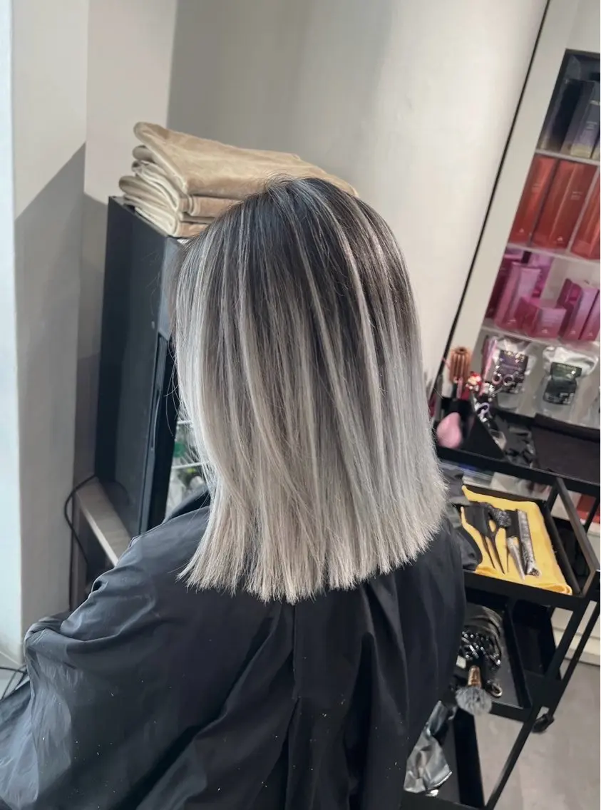 ショート カラー バレイヤージュ シルバー ホワイトシルバー レイヤーカット 指名数No.1 /NAOYAのヘアスタイル