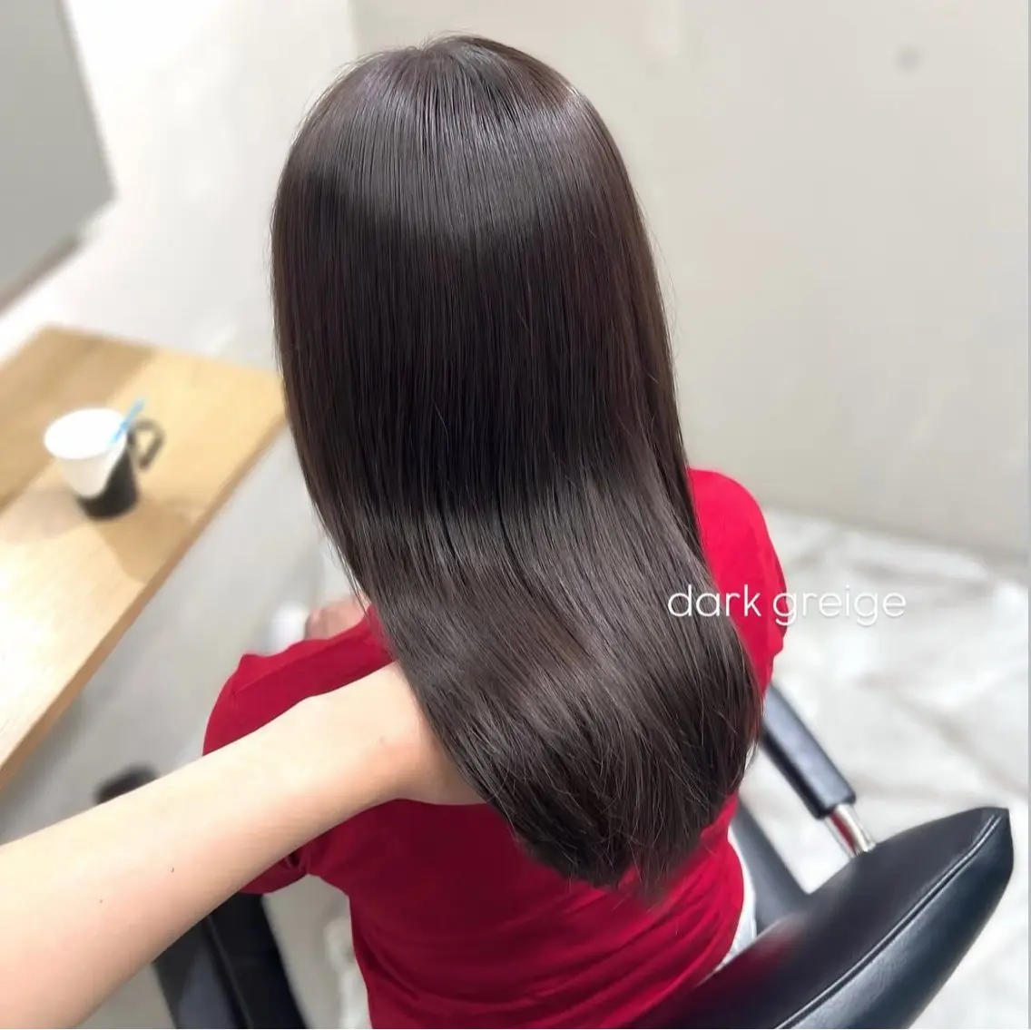 ミディアム カラー グレージュ 前川 朋香のヘアスタイル