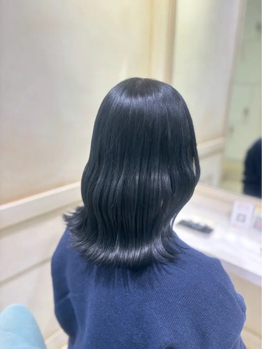 ミディアム カラー 黒髪 ブルーカラー ブルーブラック 透明感カラー グレージュ 透明感カラー🎀 みゆうのヘアスタイル