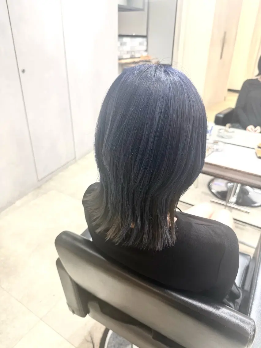 ミディアム カラー ハイトーンカラー シルバー ウルフカット カット ヘアカラー ハイトーン/うる艶 カラー Mioのヘアスタイル