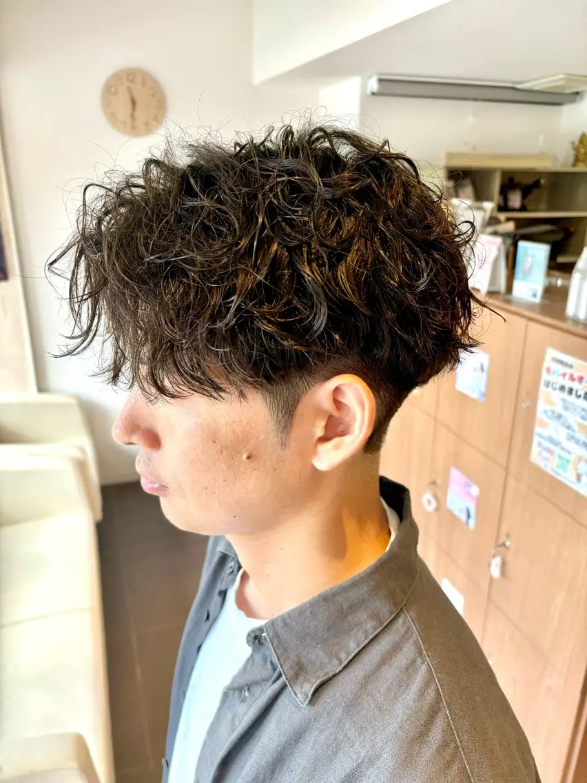 ショート パーマ メンズ センターパート メンズパーマ 波巻きパーマ カット パーマ トリートメント 塩谷黎✨イルミナ カラーメンズパーマ✨のヘアスタイル