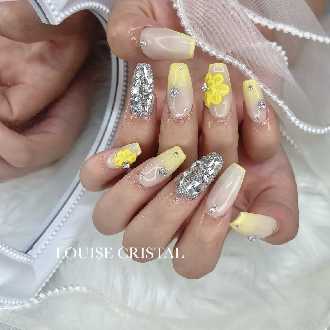 ネイル 黄色 ハンドネイル LOUISE CRYSTALのネイルデザイン