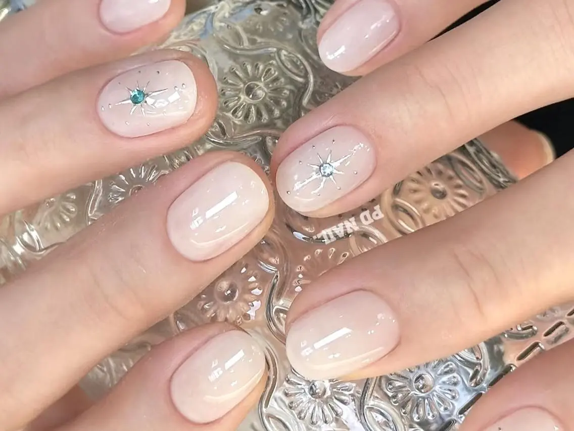 ネイル ジェルネイル ミディアムネイル ニュアンスネイル オフィスネイル ワンカラーネイル 🌷Hana 🌷のネイルデザイン